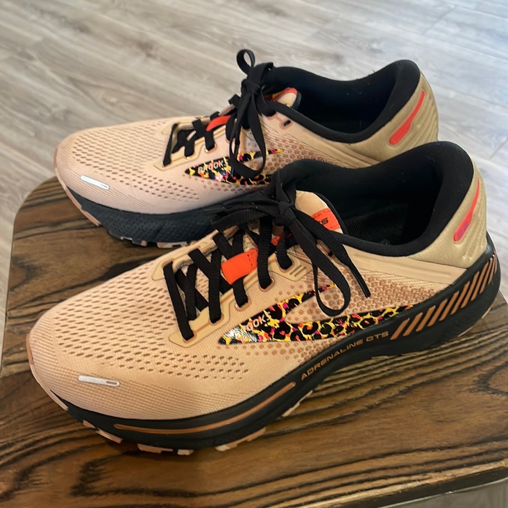Brooks Adrenaline GTS 22 women’s size 7.5